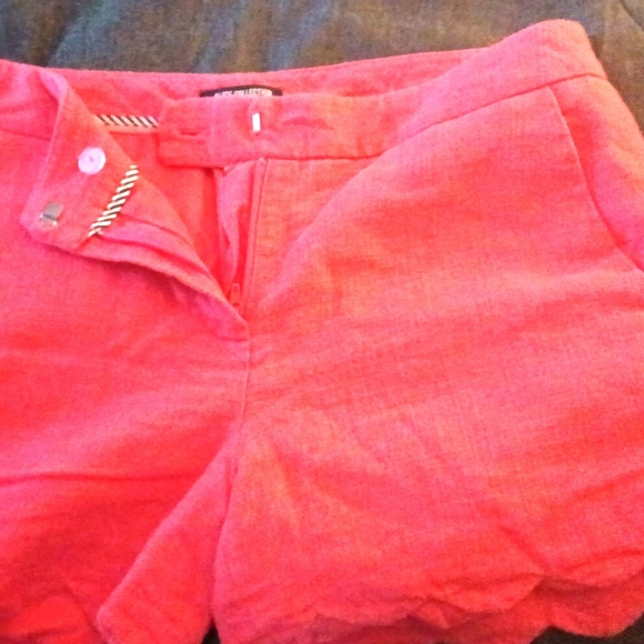 BOGO FREE NWOT Alice Collection Scalloped Hemline Coral Shorts Size 4 - Picture 4 of 7